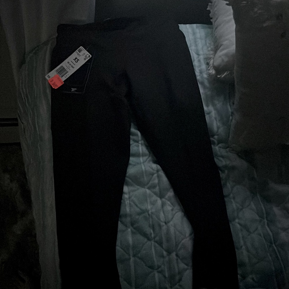REEBOK CAPRIS NEVER WORN (SIZE XS)